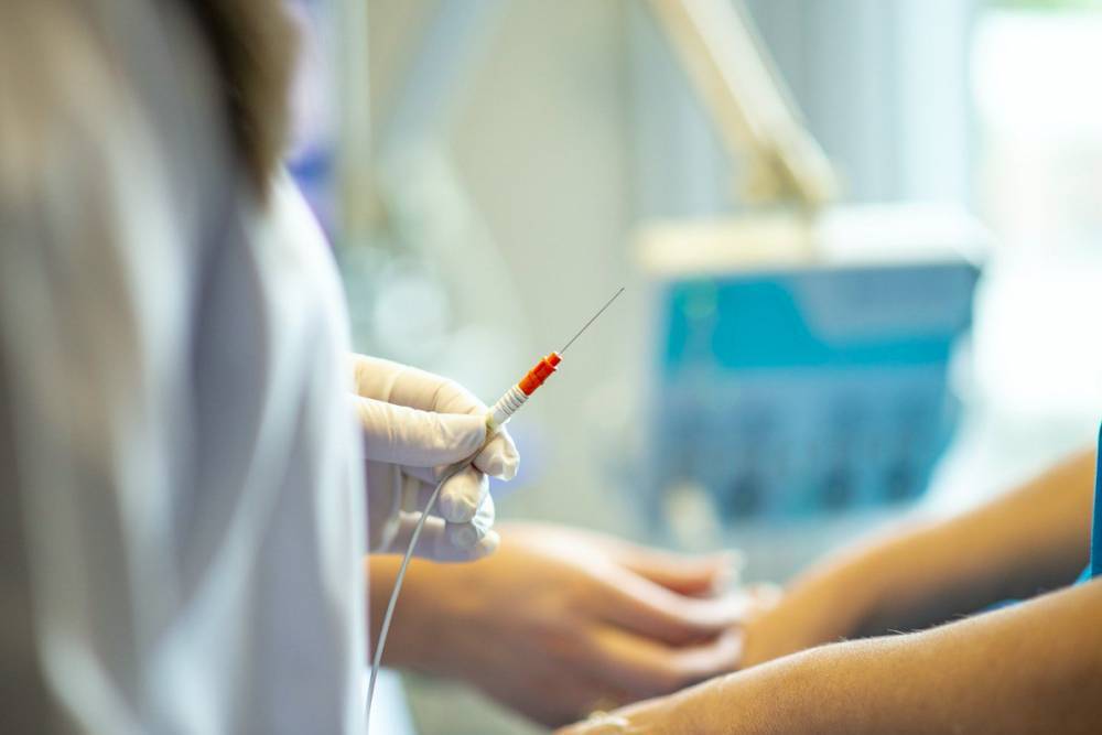 В Житомирской больнице зафиксировали вспышку коронавируса: инфицированы 19 медиков и семь пациентов - prm.ua - Житомир
