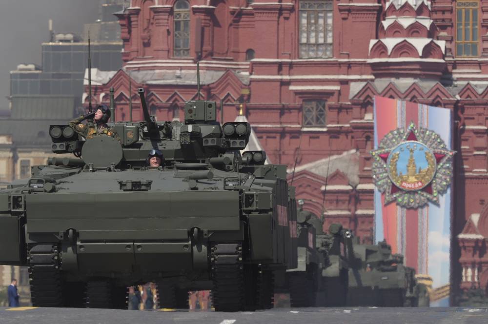 Петр Бирюков - Временную желтую разметку для военной техники нанесут на Тверской улице - vm.ru - Москва