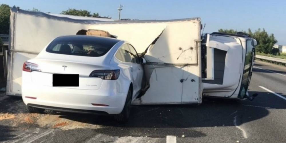 Tesla на автопилоте врезалась в перевернутый грузовик. Видео - autonews.ru - Англия - Тайвань