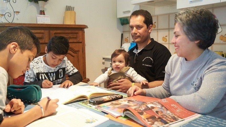 Антон Котяков - 150 миллиардов рублей выплачено семьям с детьми от 3 до 16 лет — Минтруд - 5-tv.ru - Россия