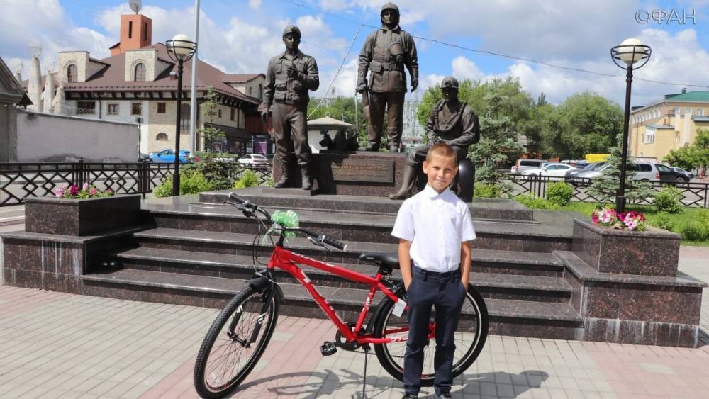В Кузбассе МЧС России вручило велосипед десятилетнему герою - riafan.ru - Россия - Кемеровская обл. - Кемерово
