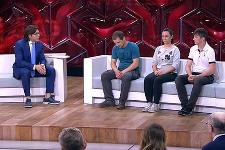 Михаил Ефремов - Андрей Малахов - Сергей Захаров - Виталий Захаров - Родственники погибшего в ДТП с Ефремовым водителя пришли к Малахову - mk.ru - Москва