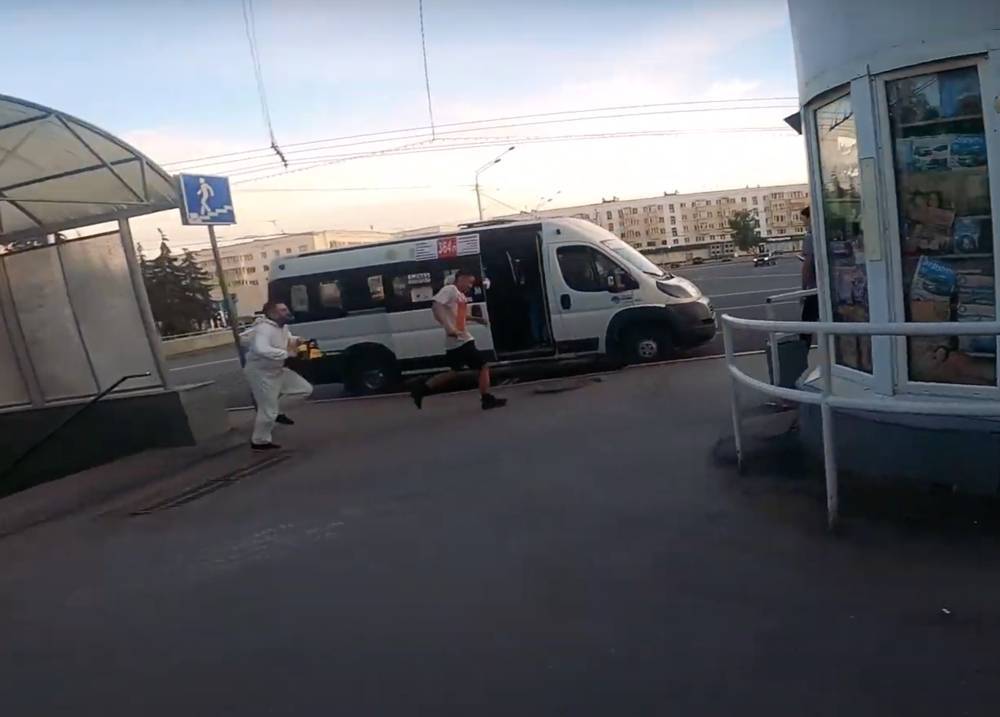 Блогер - В Уфе мужчина с бензопилой бегал за людьми без масок - news102.ru - Уфа