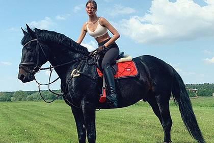 Алеся Кафельникова - Самая перспективная российская модель снялась в бюстгальтере верхом на лошади - lenta.ru