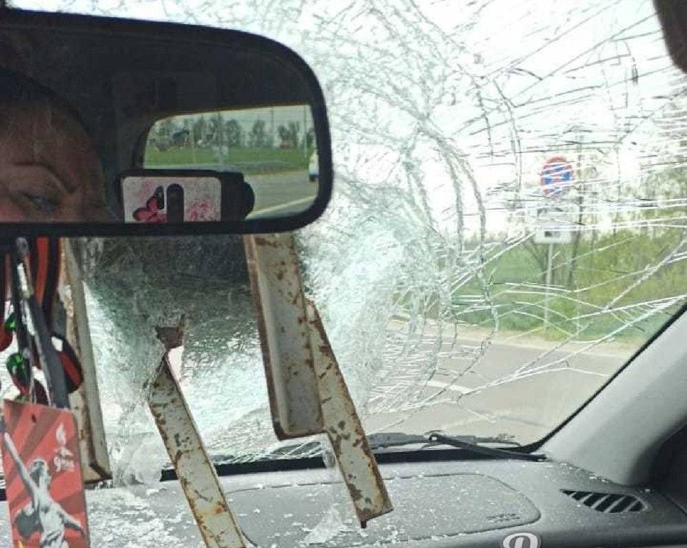 «Находились в сантиметре от смерти»: опалубка влетела в легковушку на трассе около Ростова - privet-rostov.ru - Новочеркасск