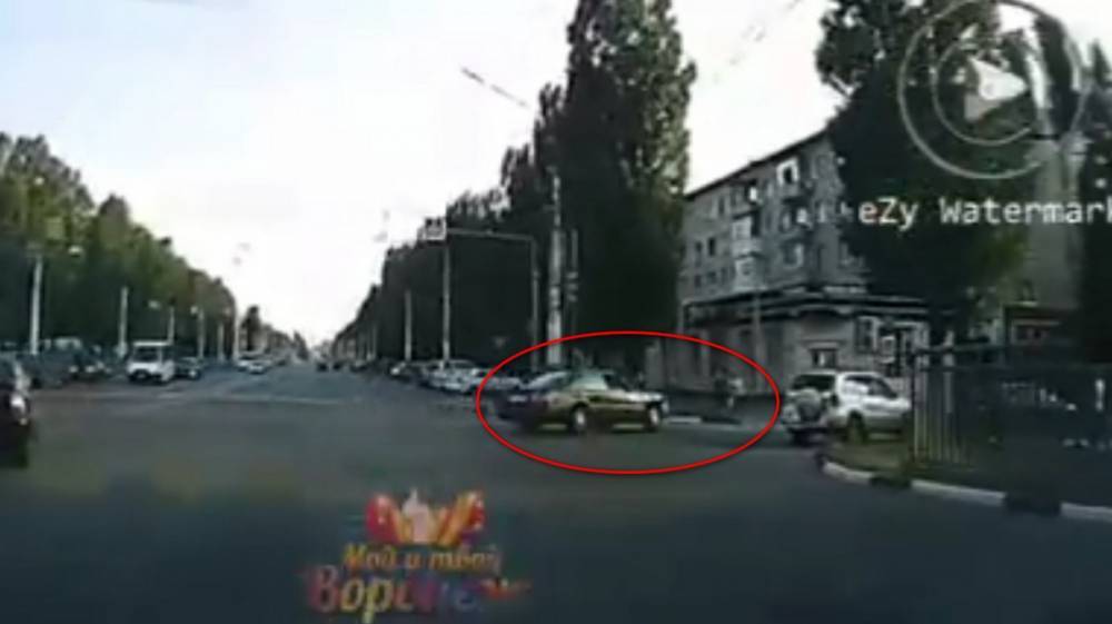Появилось видео момента смертельного ДТП с полицейским в Воронеже - vestivrn.ru - Воронеж