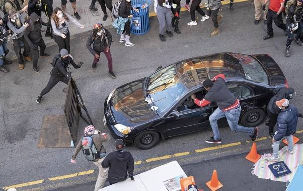 В США автомобиль въехал в толпу протестующих и водитель открыл стрельбу - vedomosti-ua.com - США - Seattle