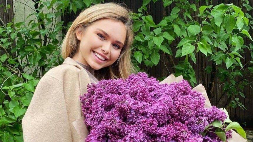 «Райская птичка»: Стеша Маликова в резиновых сапогах прилегла в поле с одуванчиками - 5-tv.ru