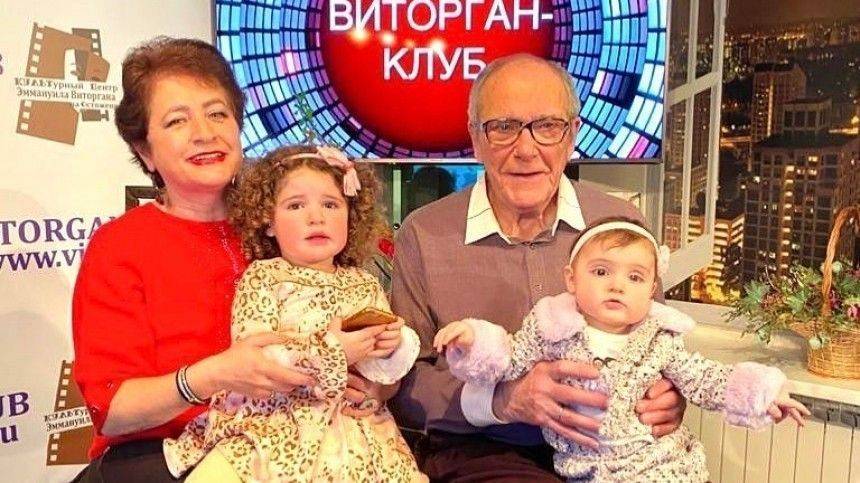 Эммануил Виторган - «Три красавицы»: Жена и дочки Эммануила Виторгана плещутся в бассейне - 5-tv.ru