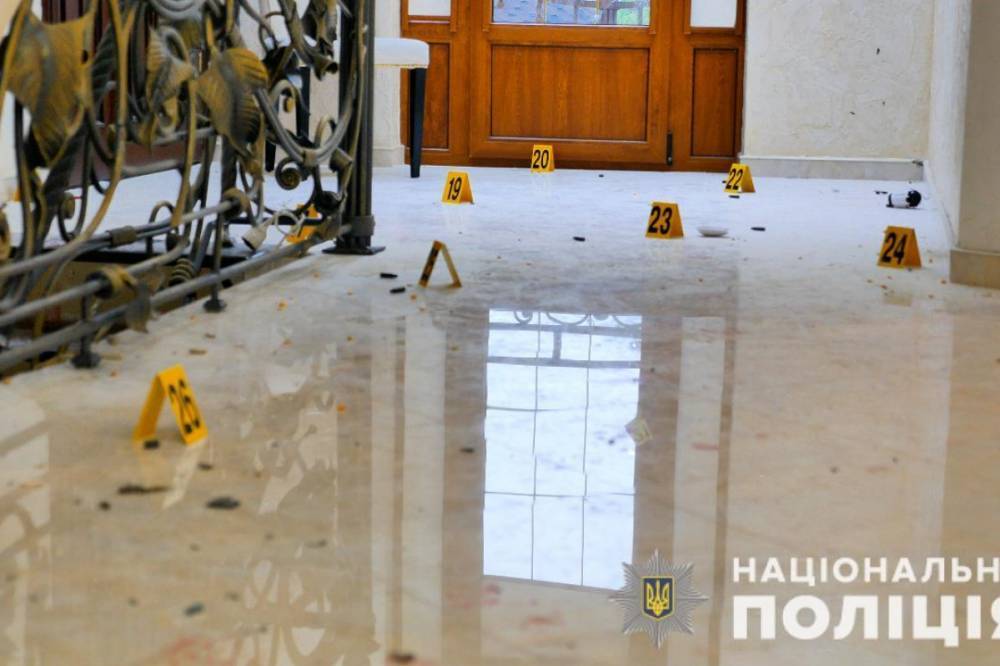 На Буковине грабитель отстреливался от полицейских: двое раненых - vkcyprus.com - Одесская обл.