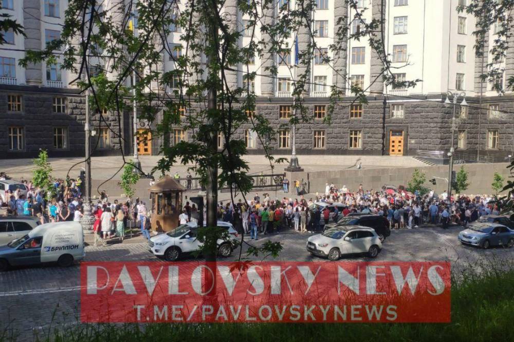 Жители Ирпеня с самого утра протестовали под стенами Кабмина через скандал между двумя городами - vkcyprus.com - Ирпеня