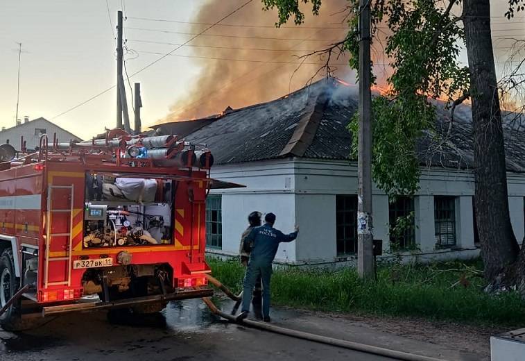 Огнеборцы Коми тушили крупные пожары в Емве и Аджероме - komiinform.ru - респ. Коми