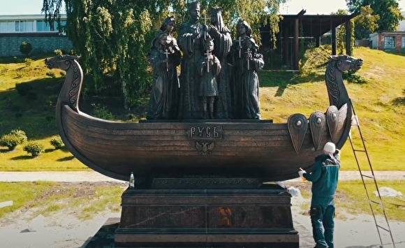 Николай II - В Тюмени установили памятник семье Романовых: они стоят в ладье с надписью «Русь» - znak.com - Московская обл. - Тюмень - Русь - Жуковский