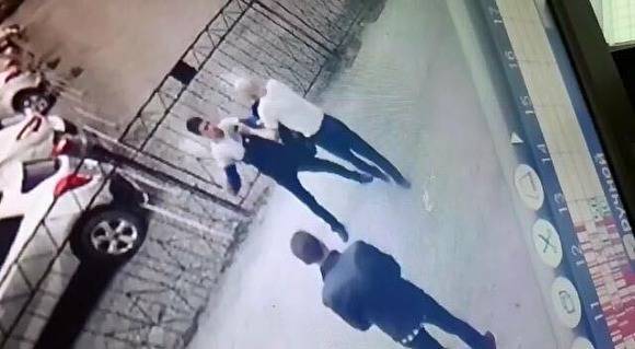 В Екатеринбурге молодые люди избили 68-летнего пенсионера и забрали его сумку - znak.com - Россия - Екатеринбург