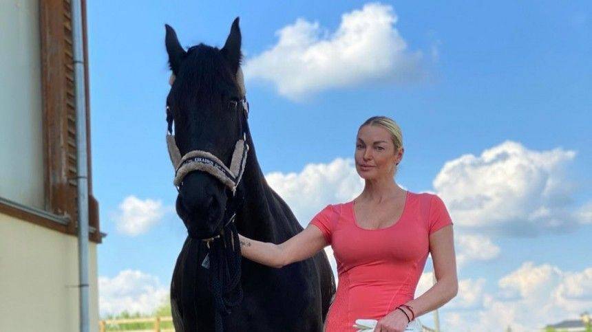 Анастасия Волочкова - Фото: Анастасия Волочкова села на шпагат в седле - 5-tv.ru - Тверь