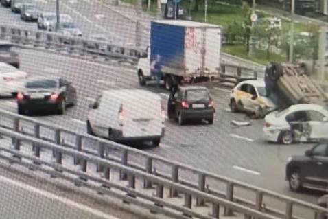 Два человека пострадали при аварии с участием пяти автомобилей в Москве - vm.ru - Москва
