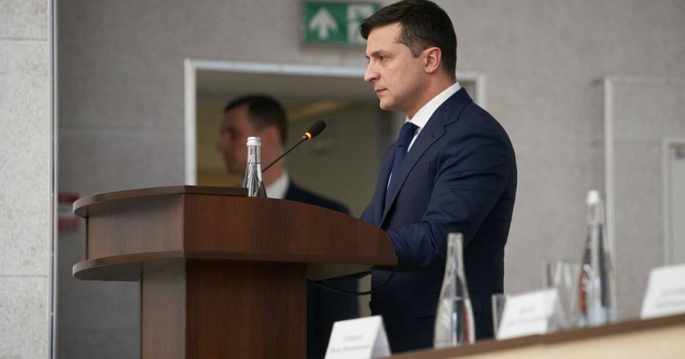 Владимир Зеленский - Дмитрий Песков - В Кремле объяснили, почему не пригласили на парад Победы Зеленского - readovka.ru - Россия - Украина