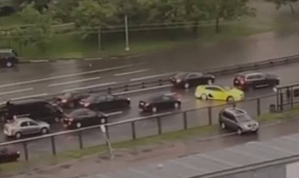 Видео с затопленной дорогой столичного Митино появилось в Сети - vm.ru - Москва