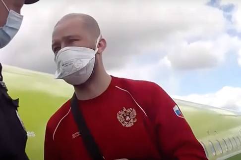 Ирина Волк - Полиция задержала авиадебошира в аэропорту Екатеринбурга - vm.ru - Россия - Екатеринбург