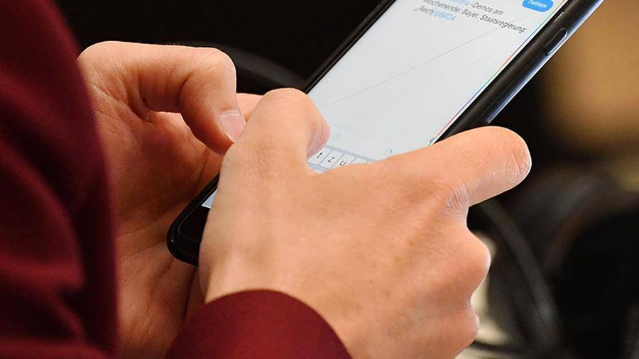 Британка напала на парня с ножом за поздравление по SMS - iz.ru - Израиль