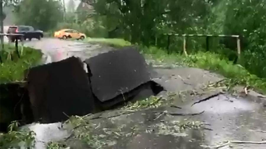 В «новой Москве» из-за дождей обрушился автомобильный мост - iz.ru - Москва