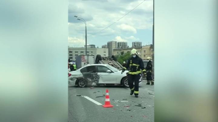 ДТП на Звенигородском шоссе: за рулем заметили бывшую сотрудницу Тимати - vesti.ru - Москва