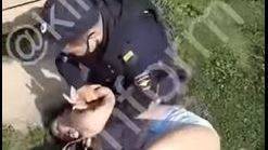 «Захват Флойда»: полицейский в Сургуте придавил коленом шею женщины при задержании - newizv.ru - Россия - Сургут