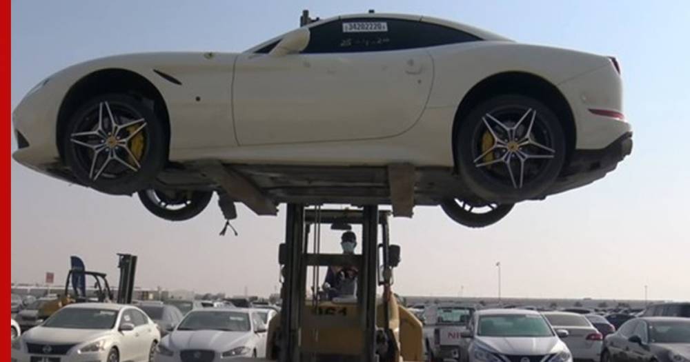 Огромную свалку люксовых суперкаров в Дубае сняли на видео - profile.ru - США - Германия - Эмираты
