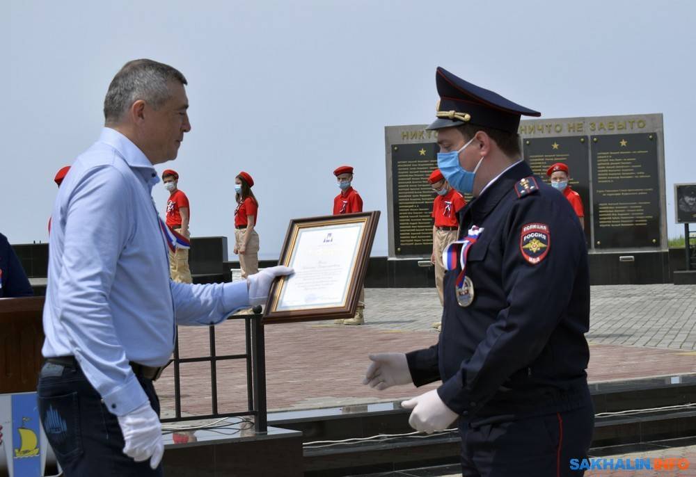 Валерий Лимаренко - Валерий Лимаренко вручил паспорта и благодарности жителям Итурупа - sakhalin.info - Курильск - Сахалинская обл.