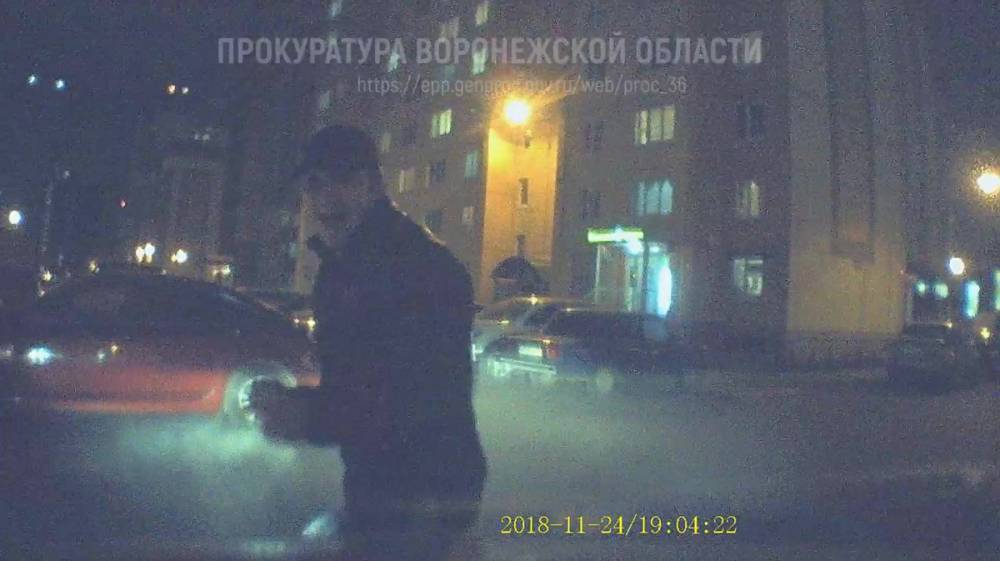 Николай Бондаренко - Разбившего бутылкой иномарку воронежца разоблачили с помощью видео - vestivrn.ru - Воронежская обл.