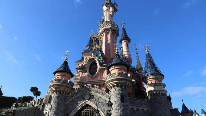 Уэс Андерсон - Компания Disney обновила график премьер в России на 2020 год - piter.tv - Россия - штат Канзас