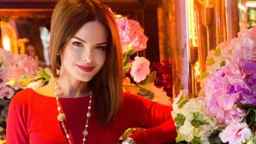«Красотой цветы затмеваете»: звезда «Теста на беременность» позирует в легкомысленном платьице - 5-tv.ru