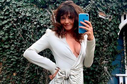 51-летняя модель снялась в платье с глубоким декольте для журнала Vogue - lenta.ru - Дания