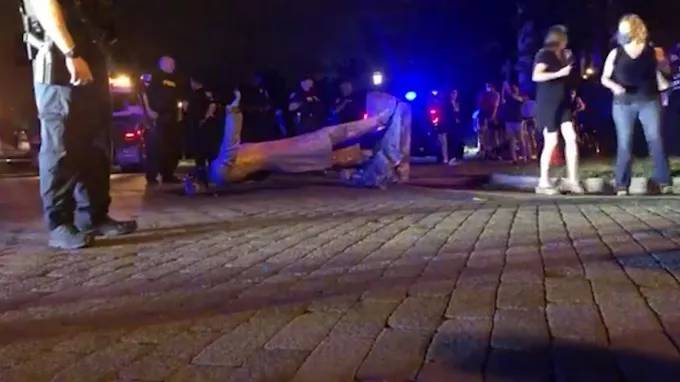 В двух городах Виргинии протестующие снесли статуи конфедератов - piter.tv - USA - штат Виргиния - Ричмонд