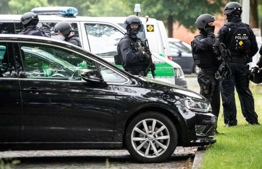 В Мюнхене неизвестные въехали на авто в толпу людей, вышли и стали их избивать - ont.by