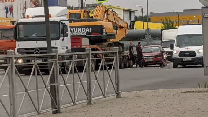 Питер Онлайн - На севере Петербурга Chevrolet влетел в трал с экскаватором - piter.tv - Санкт-Петербург