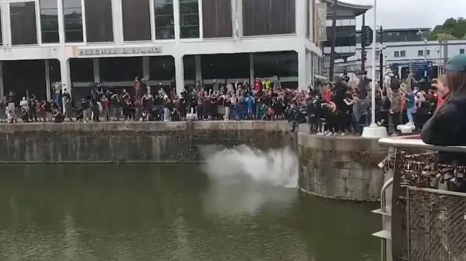 Сброшенную вандалами в Бристоле статую работорговца вытащили из воды - piter.tv - Англия