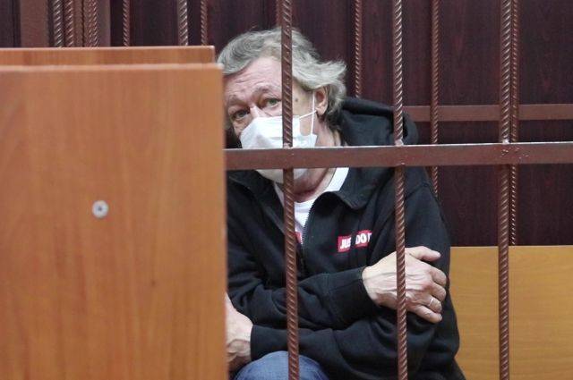 Михаил Ефремов - Следователи допросят актера Михаила Ефремова по делу о сбыте ему наркотиков - aif.ru - Россия