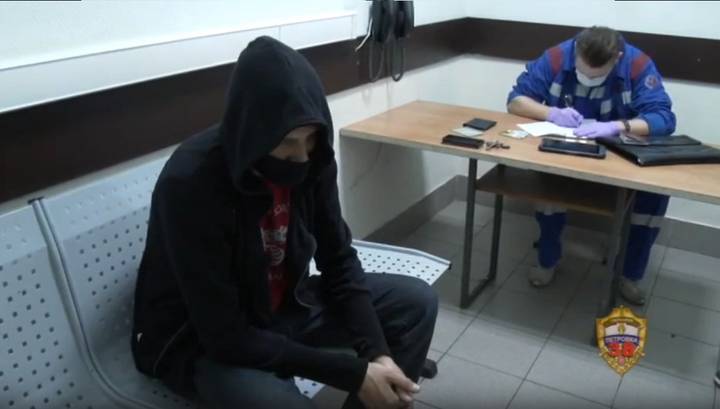 В Москве полицейские спасли жизнь мужчине, предложив выпить - vesti.ru - Москва - Московская обл.