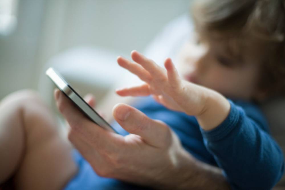 Медики объяснили, что ждет ребенка, который не отлипает от телефона: "может привести к..." - politeka.net