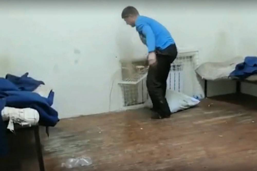 Опубликовано видео, как сварившийся заживо экс-футболист поломал трубу с кипятком - mk.ru - Калининград
