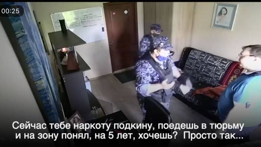 Валерий Грибакин - Угрожавшего подбросить наркотики сотрудника Росгвардии уволили - gazeta.ru - Москва