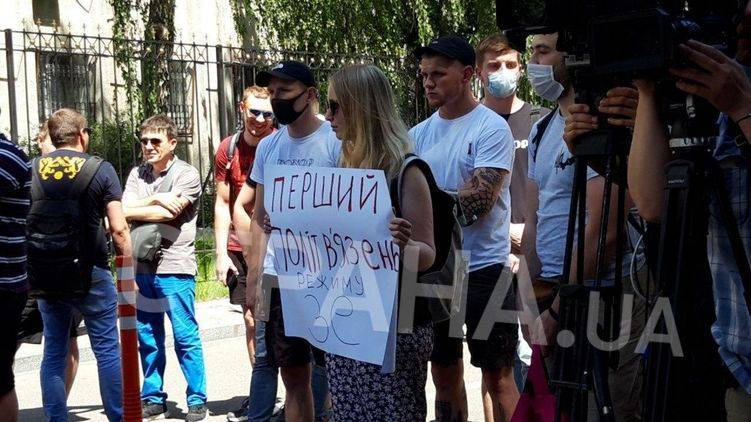 Виктор Янукович - Сергей Стерненко - «Мусора должны со*ать х*й»: Стерненко с песней прибыл к СБУ, где ему вручат подозрение в убийстве - elise.com.ua - Украина - Одесса