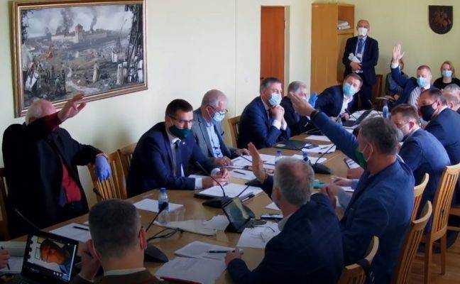 Литовский депутат уверяет, что продемонстрировал нацистский жест случайно - eadaily.com