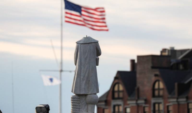 Джордж Флойд - Участники протестов в США начали крушить памятники Колумбу - newizv.ru - США - Бостон - шт. Массачусетс - штат Вирджиния - Ричмонд