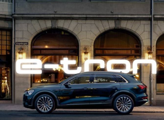 Электрический кроссовер Audi e-tron доступен для заказа в России - autostat.ru - Россия