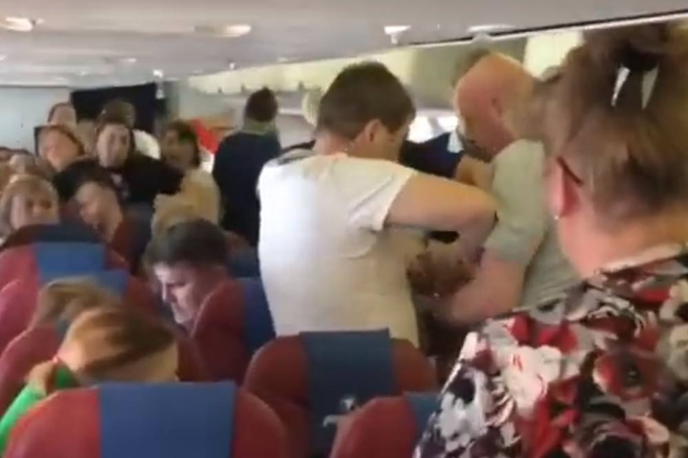 Пришлось связать: буйная пассажирка устроила скандал на борту рейса Уфа-Дубай - news102.ru - Уфа - Иран