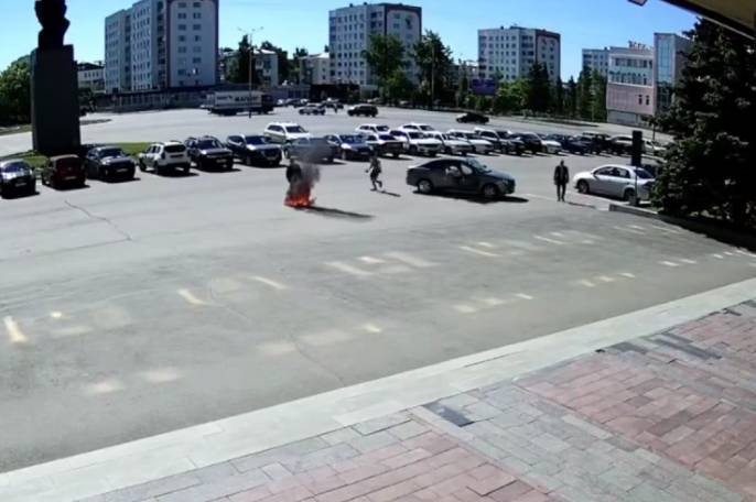 Житель Башкирии устроил акт самосожжения у городской мэрии - news102.ru - Башкирия - Нефтекамск