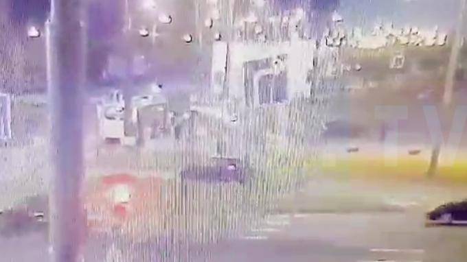 Момент ДТП на проспекте Славы попал на видео - piter.tv - Ленинградская обл. - Санкт-Петербург