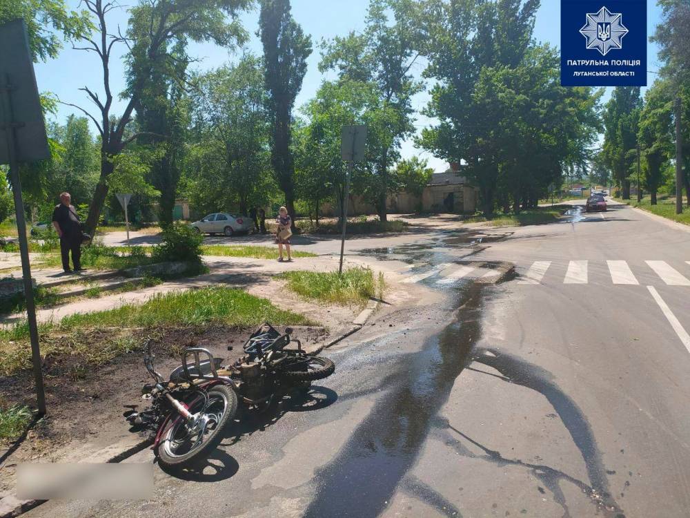 Вспыхнул мопед: в Северодонецке на перекрестке произошло ДТП (фото) - vchaspik.ua - Северодонецк
